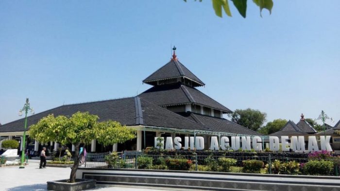 Kerajaan demak kerajaan islam pertama di jawa