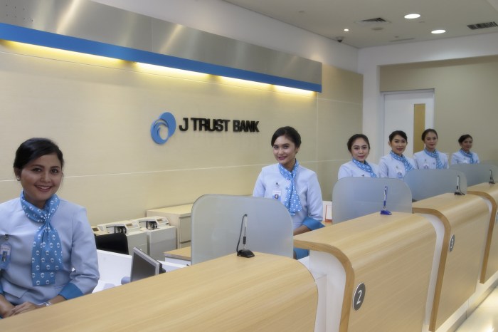 Gaji PT Bank J Trust Indonesia