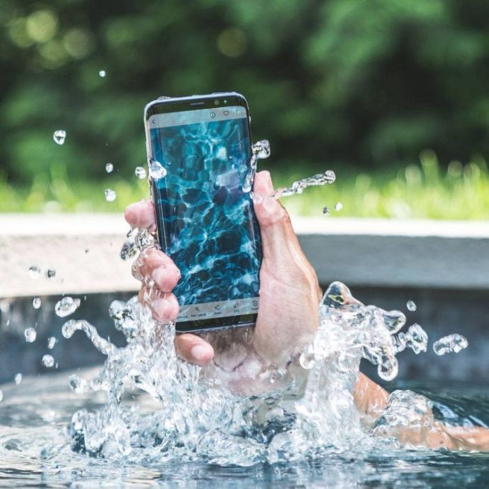 Tips melindungi gadget dari risiko terkena air
