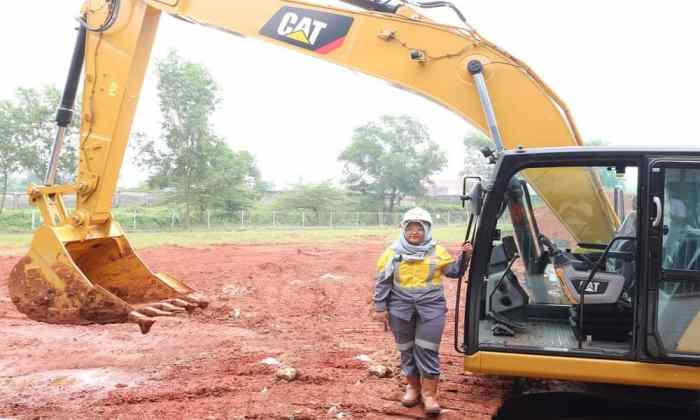 Salary excavator poclain operating