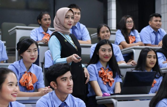 Gaji akademi pariwisata